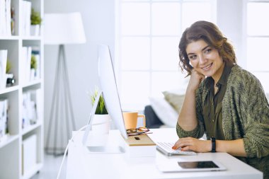 Office grafik tablet ile çalışan genç kadın