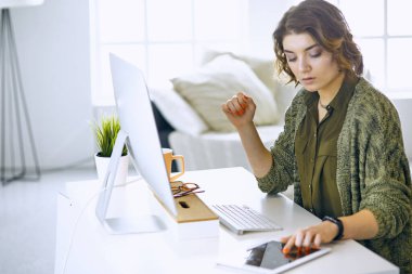 Office grafik tablet ile çalışan genç kadın