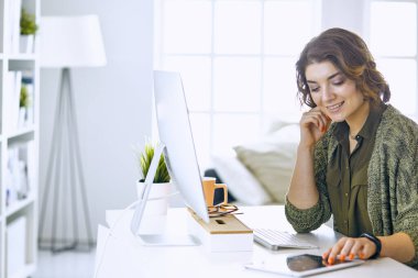 Office grafik tablet ile çalışan genç kadın