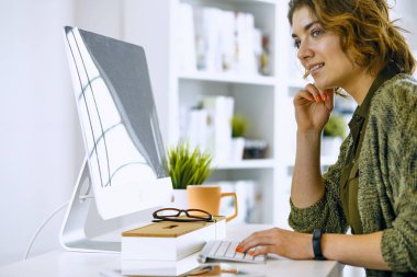 Office grafik tablet ile çalışan genç kadın