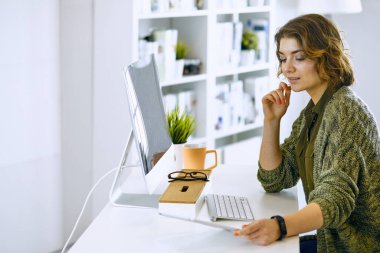 Office grafik tablet ile çalışan genç kadın