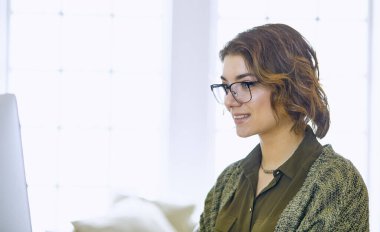 Office grafik tablet ile çalışan genç kadın