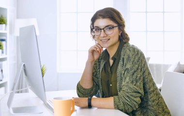 Office grafik tablet ile çalışan genç kadın