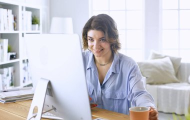 Office grafik tablet ile çalışan genç kadın