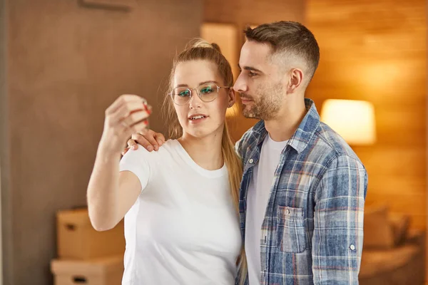 Glada par i en stor ljus mysig lägenhet fira — Stockfoto