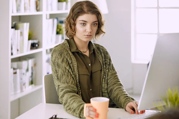 Junge Frau arbeitet im Büro mit Grafik-Tablet — Stockfoto