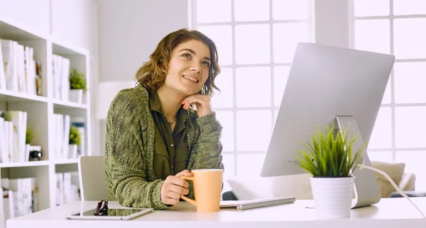 Junge Frau arbeitet im Büro mit Grafik-Tablet — Stockfoto