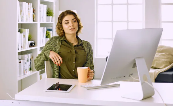 Junge Frau arbeitet im Büro mit Grafik-Tablet — Stockfoto