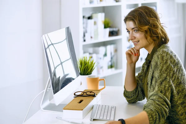 Junge Frau arbeitet im Büro mit Grafik-Tablet — Stockfoto