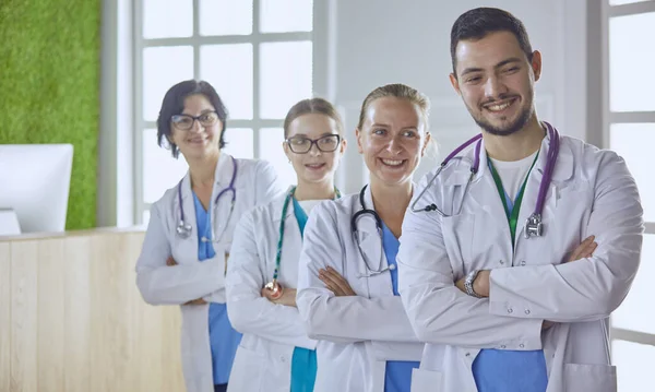 Squadra sorridente di medici e infermieri in ospedale — Foto Stock