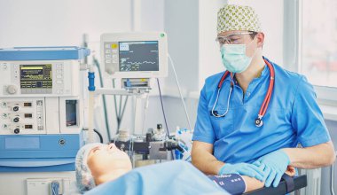 Birkaç doktor hasta operasyon masası üzerinde onların çalışma sırasında çevreleyen. Takım cerrahlar ameliyathane içinde işte