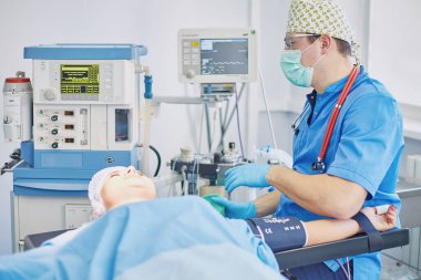 Birkaç doktor hasta operasyon masası üzerinde onların çalışma sırasında çevreleyen. Takım cerrahlar ameliyathane içinde işte