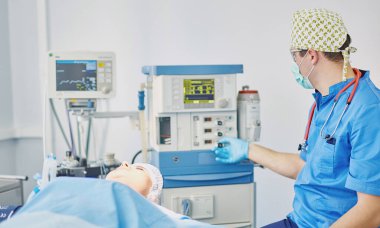 Birkaç doktor hasta operasyon masası üzerinde onların çalışma sırasında çevreleyen. Takım cerrahlar ameliyathane içinde işte