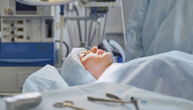 Birkaç doktor hasta operasyon masası üzerinde onların çalışma sırasında çevreleyen. Takım cerrahlar ameliyathane içinde işte