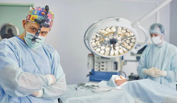 Flera läkare kring patienten på drift bord under deras arbete. Team kirurger vid arbete i operationssalen — Stockfoto