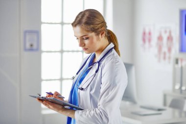 Ofiste kulaklık mutlu gülümseyen genç doktor Portresi