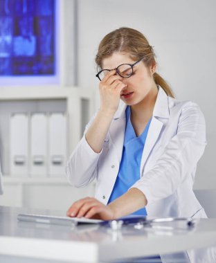 Ofiste kulaklık mutlu gülümseyen genç doktor Portresi