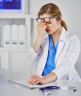 Ofiste kulaklık mutlu gülümseyen genç doktor Portresi