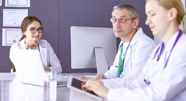 Lékaři s lékařskou diskusi v zasedací místnosti — Stock fotografie
