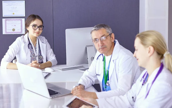 Doktorlar sağlık tartışma toplantı odasına sahip — Stok fotoğraf