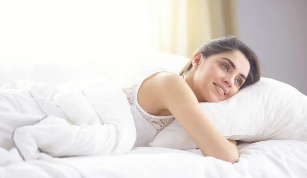 Vacker ung kvinna basking i sängen på morgonen. Vacker — Stockfoto