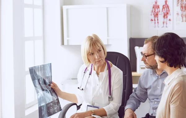 Par i receptionen diskuterar frågor med en sexolog — Stockfoto