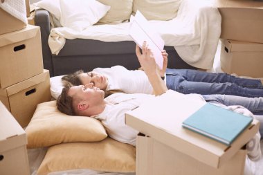 Genç Vietnamlı aile aile albümü ile seyir