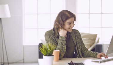 Office grafik tablet ile çalışan genç kadın