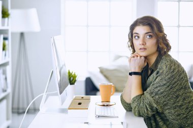 Office grafik tablet ile çalışan genç kadın