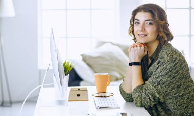 Office grafik tablet ile çalışan genç kadın