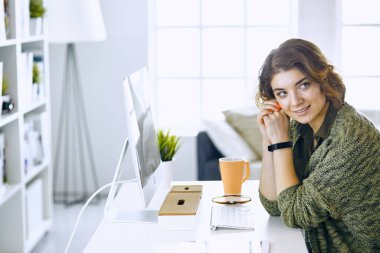 Office grafik tablet ile çalışan genç kadın