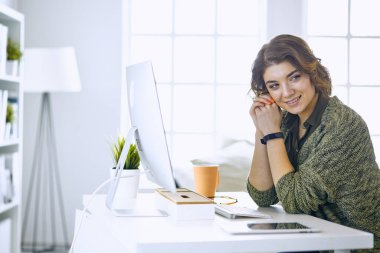 Office grafik tablet ile çalışan genç kadın