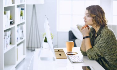 Office grafik tablet ile çalışan genç kadın