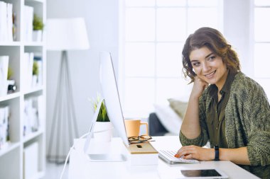Office grafik tablet ile çalışan genç kadın