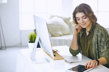 Office grafik tablet ile çalışan genç kadın