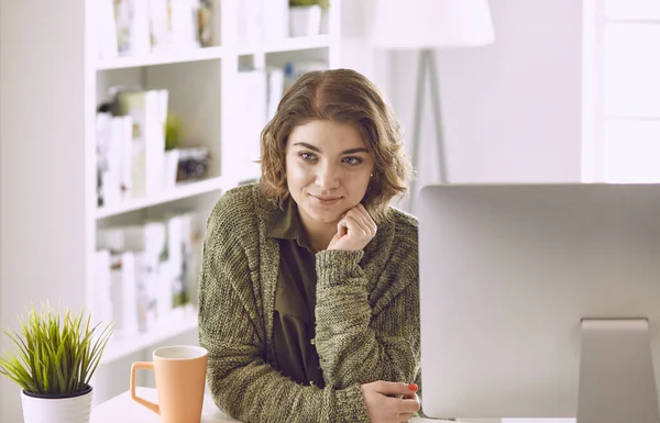 Junge Frau arbeitet im Büro mit Grafik-Tablet — Stockfoto