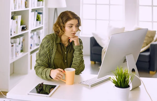 Junge Frau arbeitet im Büro mit Grafik-Tablet — Stockfoto