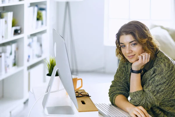 Junge Frau arbeitet im Büro mit Grafik-Tablet — Stockfoto