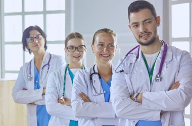 Doktorlar ve hemşireler hastanede gülümseyen