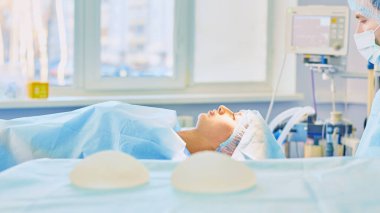 Birkaç doktor hasta operasyon masası üzerinde onların çalışma sırasında çevreleyen. Takım cerrahlar ameliyathane içinde işte
