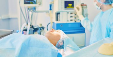 Birkaç doktor hasta operasyon masası üzerinde onların çalışma sırasında çevreleyen. Takım cerrahlar ameliyathane içinde işte