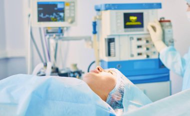 Birkaç doktor hasta operasyon masası üzerinde onların çalışma sırasında çevreleyen. Takım cerrahlar ameliyathane içinde işte