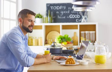 bir iş adamı kahvaltı defter ve suyu ile