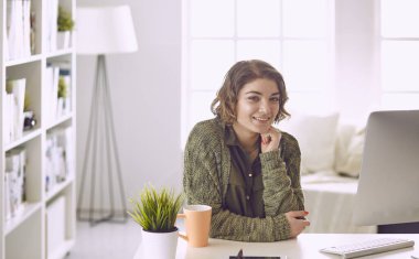 Office grafik tablet ile çalışan genç kadın