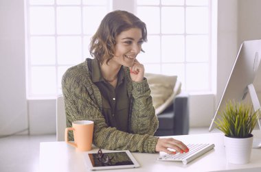 Office grafik tablet ile çalışan genç kadın