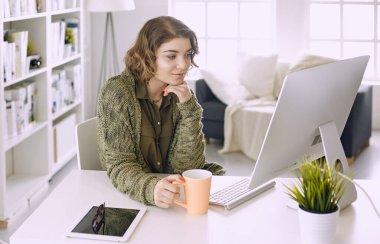 Office grafik tablet ile çalışan genç kadın