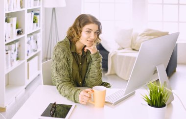 Office grafik tablet ile çalışan genç kadın