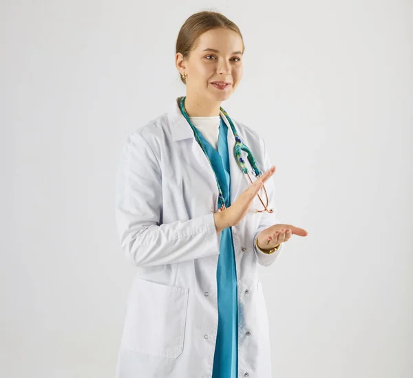 Kvinna läkare med stetoskop stående på kontoret — Stockfoto
