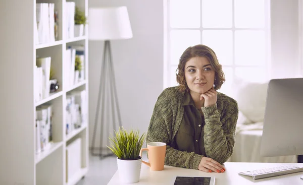 Junge Frau arbeitet im Büro mit Grafik-Tablet — Stockfoto