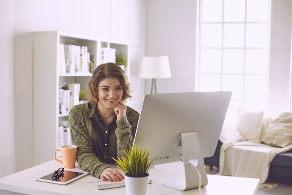 Молодая женщина, работающая с графическим планшетом в офисе — стоковое фото